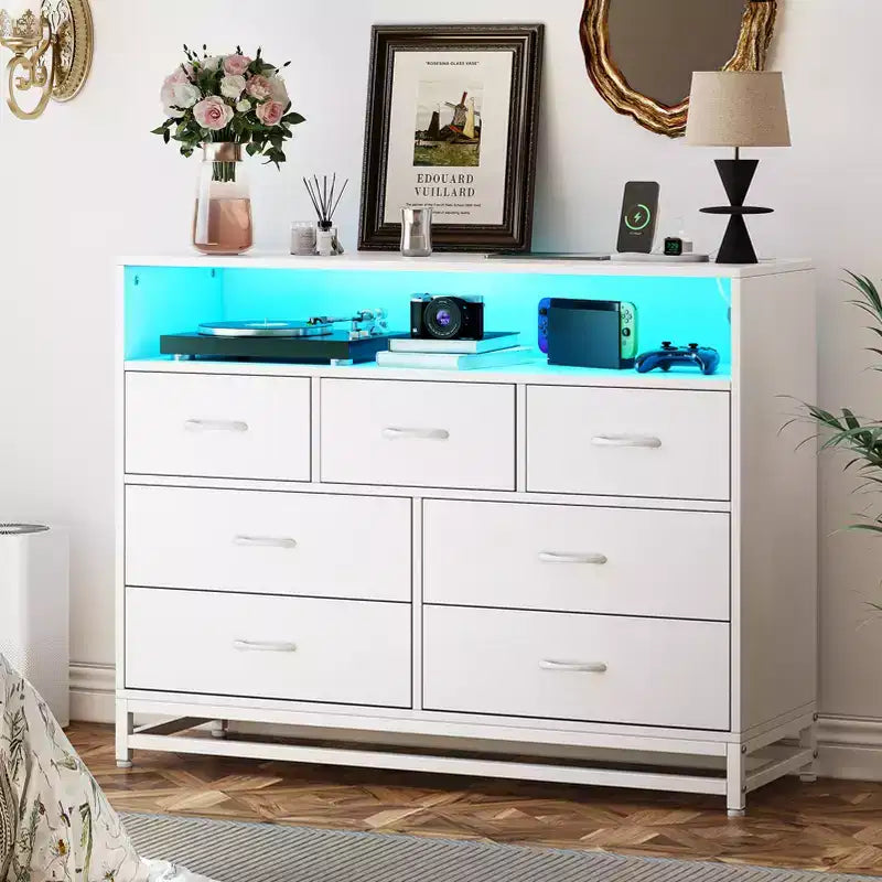 Dresser with 7 Drawers, Wooden Dresser with Led Lights Charging Station, Chest of Drawers with Capacity Storage for Bedroom, Living Room, Hallway